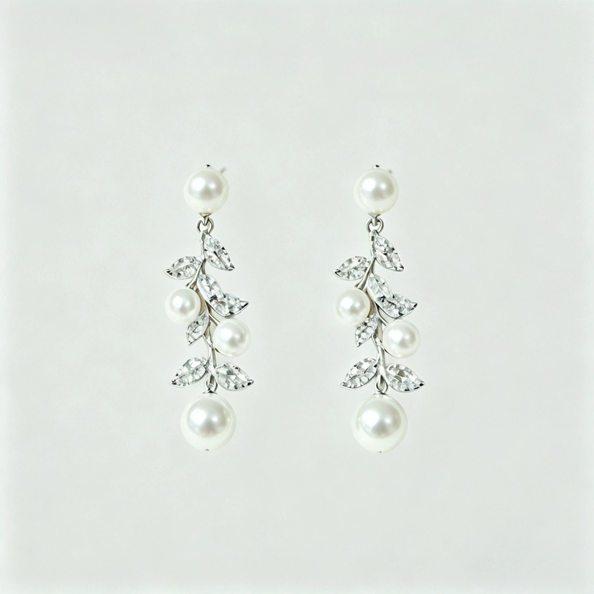 Pearl bridal earrings product photo with pearl shape and metal setting